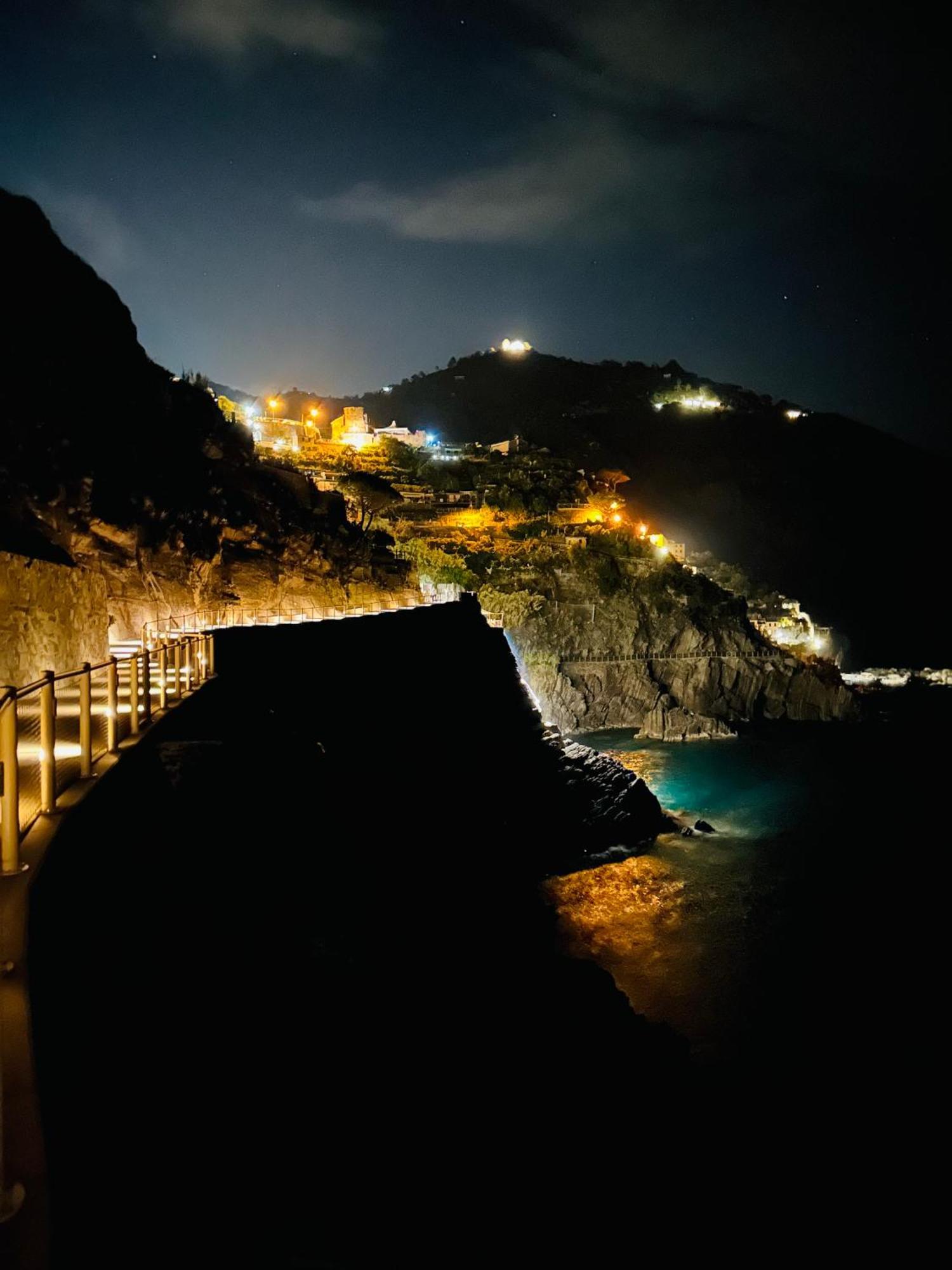 Al Castello Apartment Riomaggiore Bagian luar foto